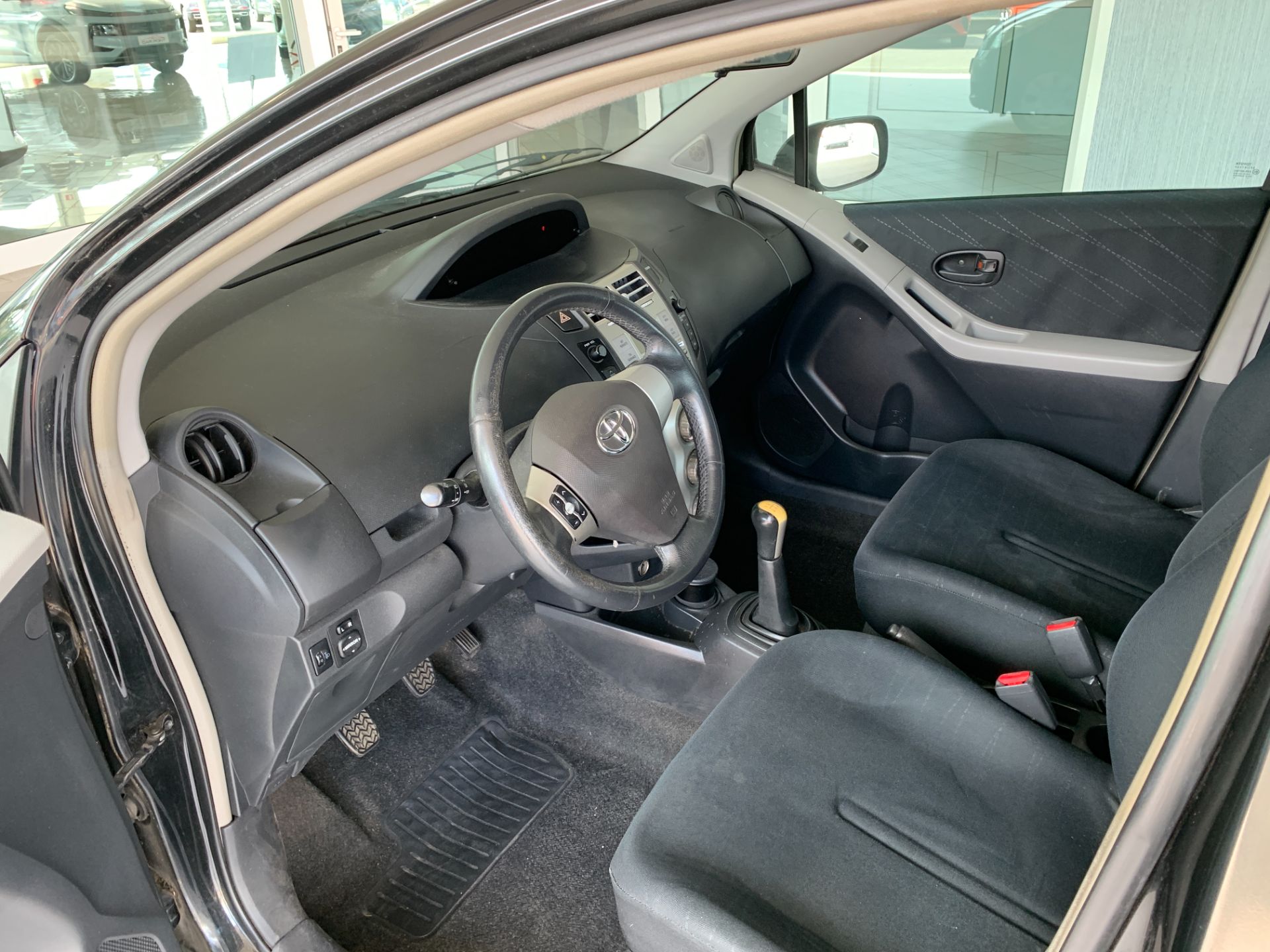 Toyota Yaris 1.3 5p. Sol