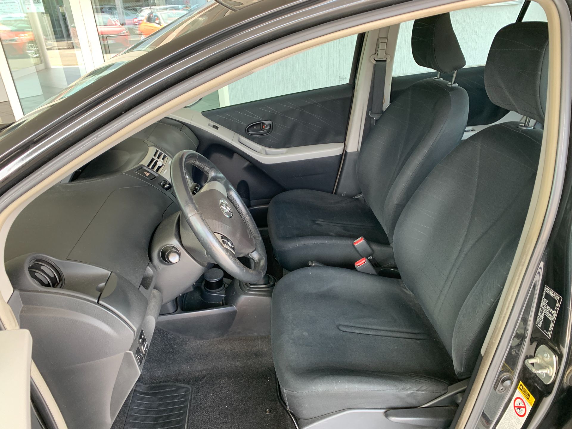 Toyota Yaris 1.3 5p. Sol